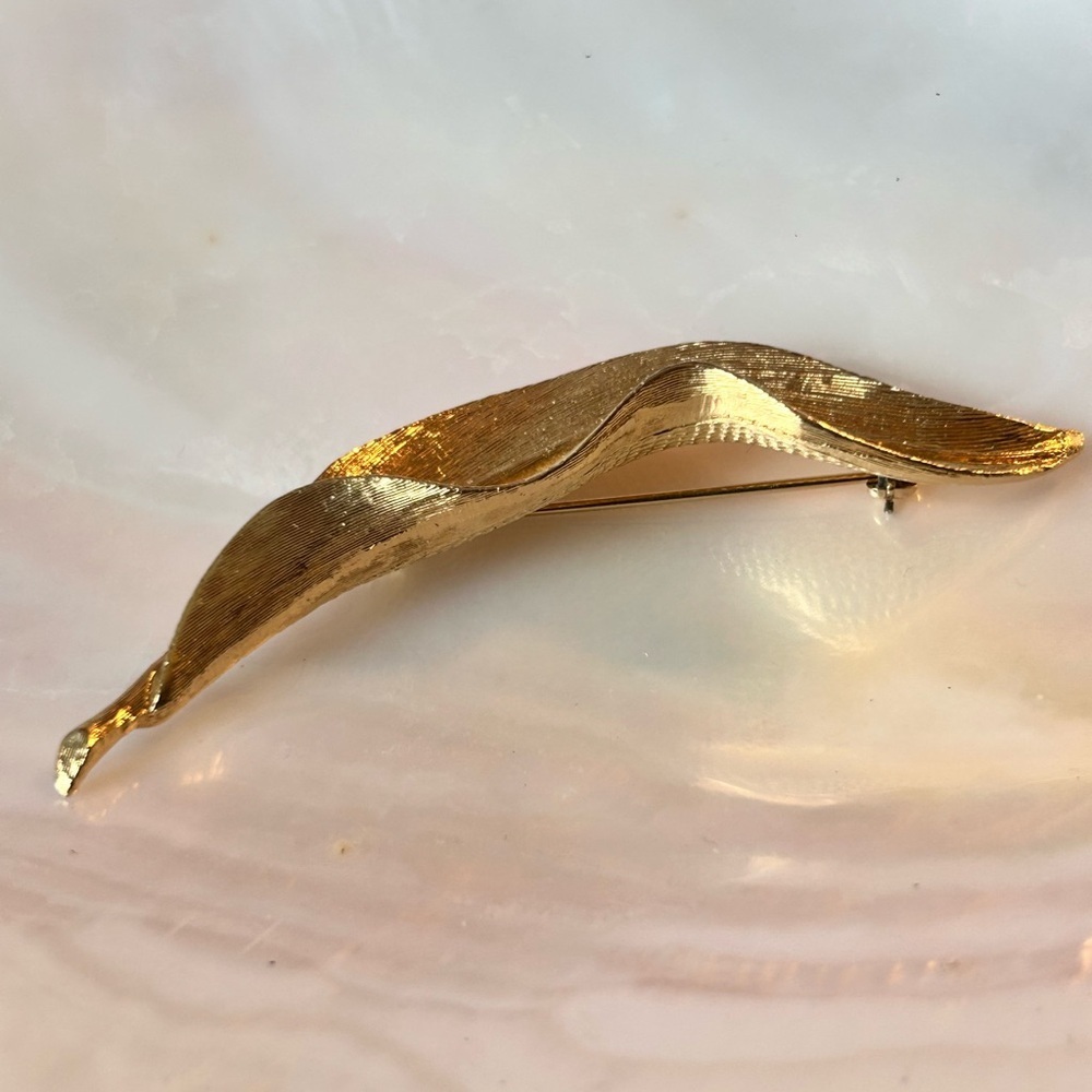 Vintage Boucher leaf brooch, 60s, brushed gold texture MCM Elegant - Picture 3 of 6